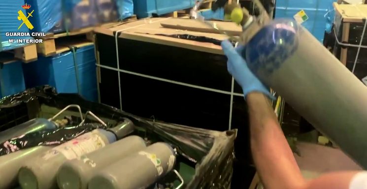 Botellas de 'gas de la risa' intervenidas en Alhaurín el Grande. / Guardia Civil