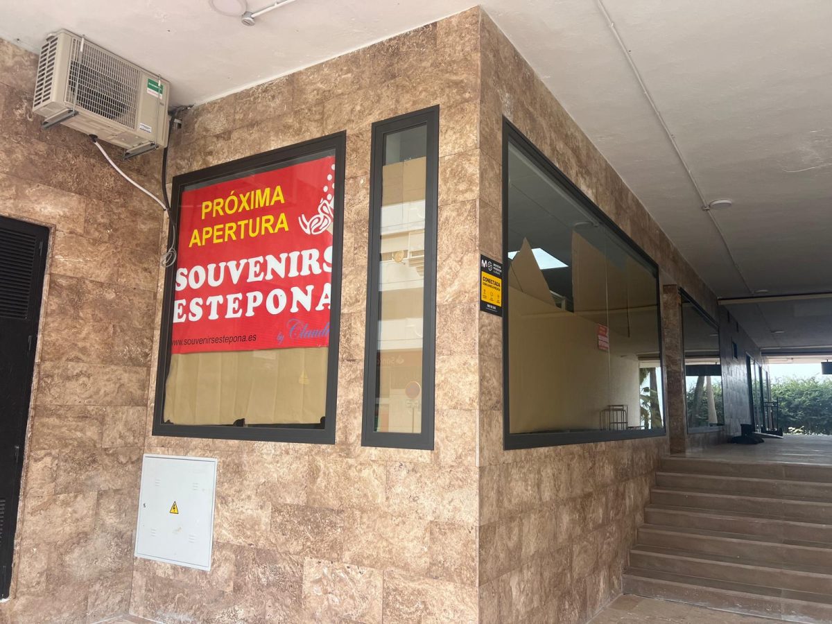 La tienda de souvenirs que se derrumbó en Estepona vuelve a la Avenida España - WhatsApp Image 2024 06 07 at 14.15.04 La tienda de souvenirs que se derrumbó en Estepona vuelve a la Avenida España - WhatsApp Image 2024 06 07 at 14.15.04