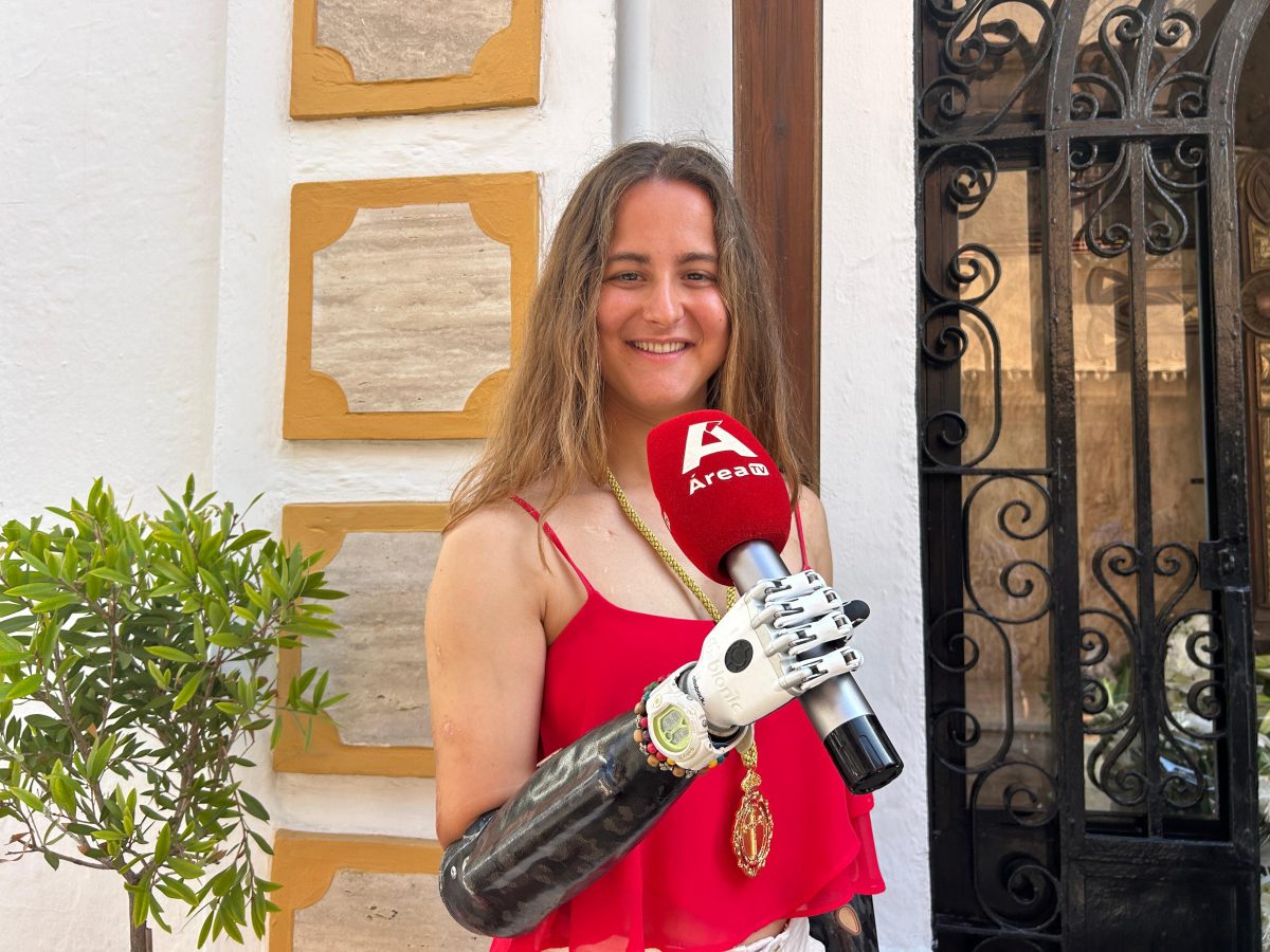 Sarah Almagro recibe un homenaje en el Día Grande de la Feria de Marbella - WhatsApp Image 2024 06 11 at 10.46.34 Sarah Almagro recibe la medalla. / D.DIMITRESCU