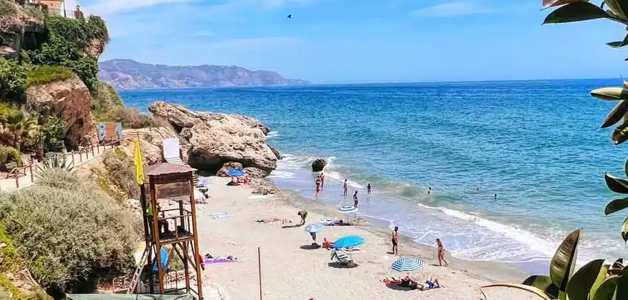 Un joven de 27 años muere tras caer de un acantilado en la playa del Carabeo en Nerja - poi 873 4e9e46470f927fe179ccc4fe101bb64c Playa del Carabeo en Nerja.