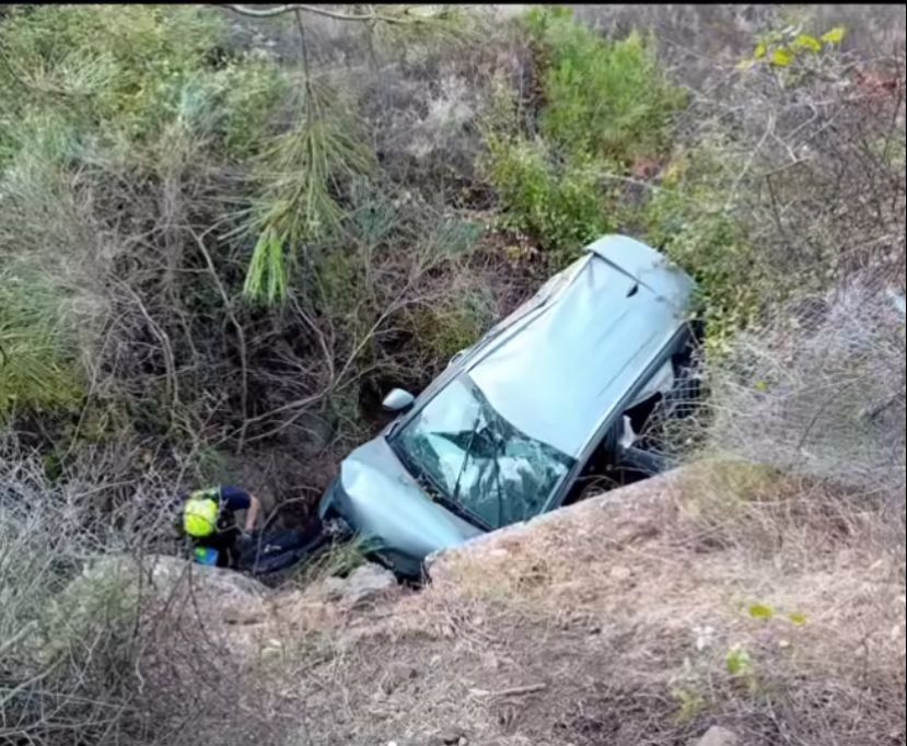 Un hombre es rescatado de su vehículo tras caer por un desnivel en Benahavís - 005dd921 a1ff 47e3 b010 cd8f373b8bc4 Un hombre es rescatado de su vehículo tras caer por un desnivel en Benahavís - 005dd921 a1ff 47e3 b010 cd8f373b8bc4