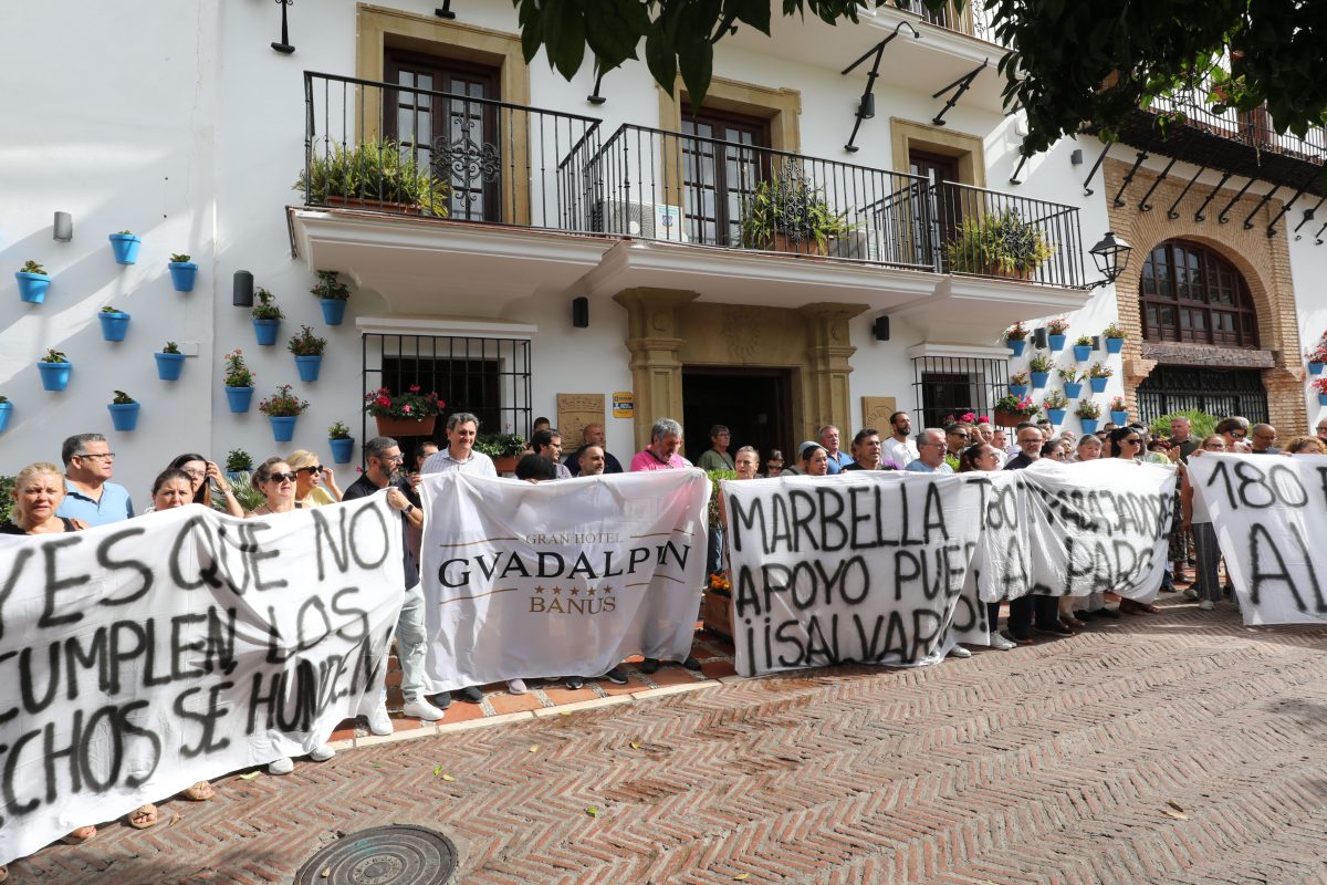 El Ayuntamiento de Marbella se suma a la manifestación de los empleados del Guadalpín Banús - 0H3A9657 1 Concentración del Hotel Guadalpín Banús a las puertas del Ayuntamiento de Marbella.