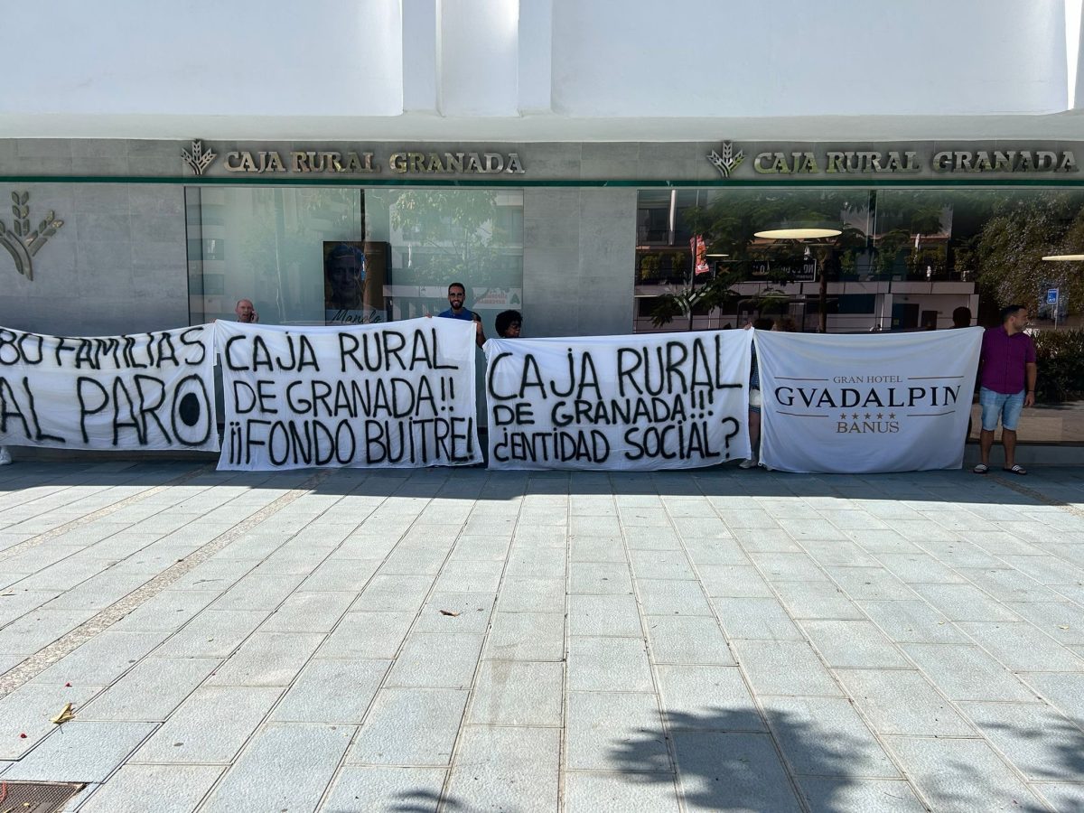 Los empleados de Guadalpín Banús no se rinden: plantan las pancartas frente a Caja Rural en Marbella - 3398ea05 df42 4528 8a32 08325fe309a6 Los empleados de Guadalpín Banús no se rinden: plantan las pancartas frente a Caja Rural en Marbella - 3398ea05 df42 4528 8a32 08325fe309a6
