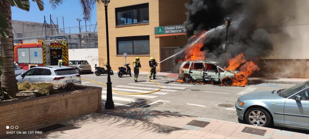 Vehículo incendiado en Sabinillas./ Ayto Manilva