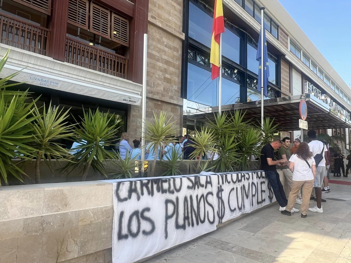 La plantilla del hotel Guadalpin Banus continúa luchando por sus empleos - 450626462 1045482720915683 8301246544439205083 n Manifestación trabajadores a las puertas del Hotel Guadalpín./ D. MACÍAS