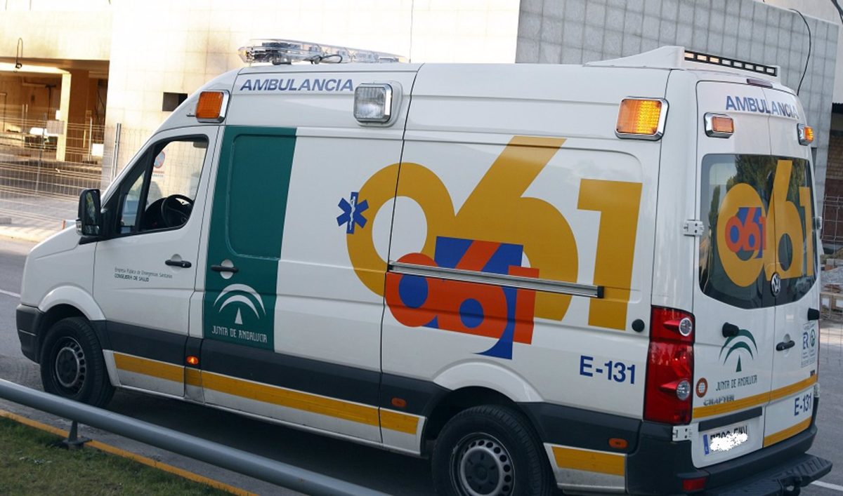 Un conductor que circulaba en dirección contraria provoca una colisión múltiple en la A-7 en Fuengirola - Ambulancia Ambulancia del Centro de Emergencias Sanitarias 061 - 112 - Archivo