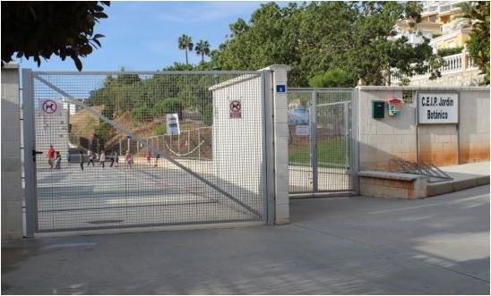 Padres y madres del colegio 'Jardín Botánico' de Mijas exigen soluciones para las aulas prefabricadas - Captura 2 Padres y madres del colegio 'Jardín Botánico' de Mijas exigen soluciones para las aulas prefabricadas - Captura 2