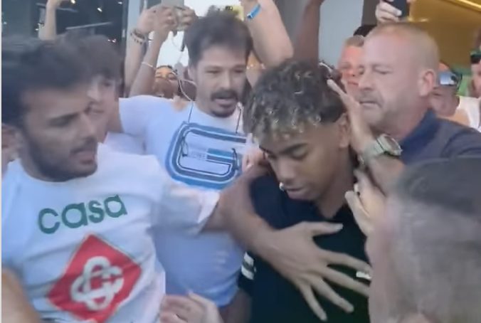 Furor y locura por Lamine Yamal a su llegada a Marbella - Captura de Pantalla 2024 07 26 a las 10.17.18 Furor y locura por Lamine Yamal a su llegada a Marbella - Captura de Pantalla 2024 07 26 a las 10.17.18