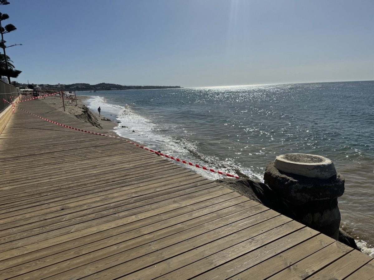 Cortan por seguridad la senda litoral en la playa de El Bombo por la pérdida de arena provocada por los temporales - Corte de la Senda en la playa de El Bombo 1 Corte de la Senda en la playa de El Bombo,Mijas.