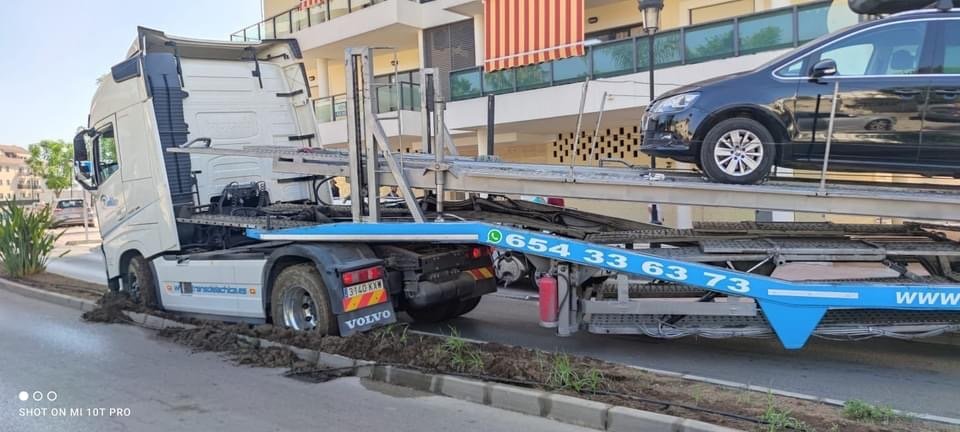 Multan al conductor de un tráiler por destrozar jardinería en Sabinillas - IMG 3615 Multan al conductor de un tráiler por destrozar jardinería en Sabinillas - IMG 3615