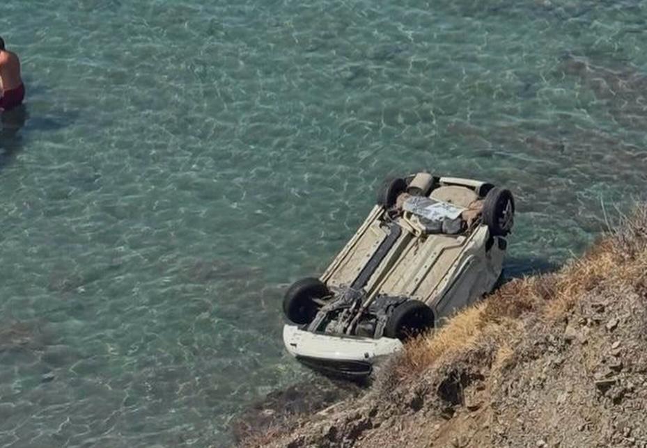 Un coche se precipita por un desnivel al salirse de la vía y acaba en el agua en Benalmádena - WhatsApp Image 2024 07 04 at 13.16.36 Un coche se precipita por un desnivel al salirse de la vía y acaba en el agua en Benalmádena - WhatsApp Image 2024 07 04 at 13.16.36