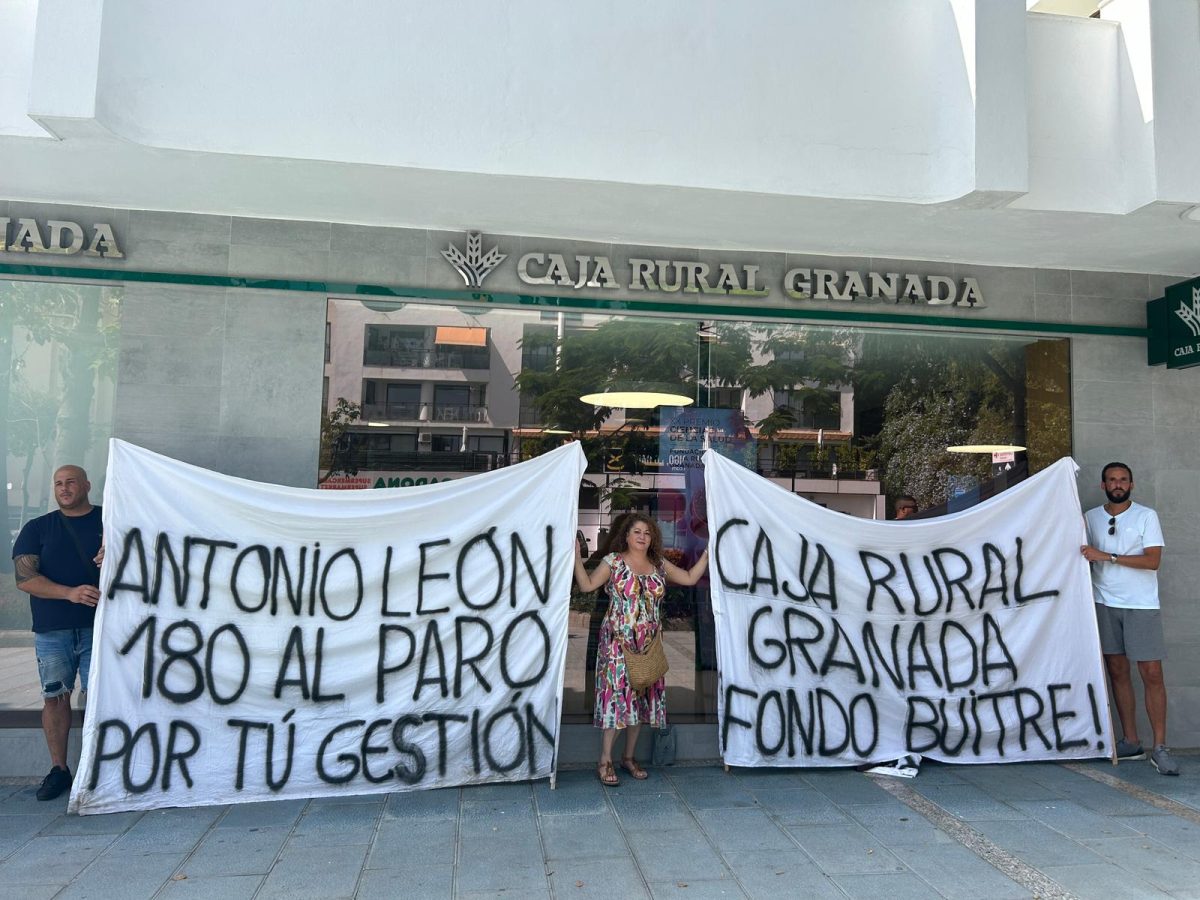 Los trabajadores del Guadalpín eligen las puertas de Caja Rural en Marbella para continuar sus protestas - WhatsApp Image 2024 07 31 at 11.52.57 2 Protesta trabajadores Hotel Guadalpín./ D. DIMITRESCU