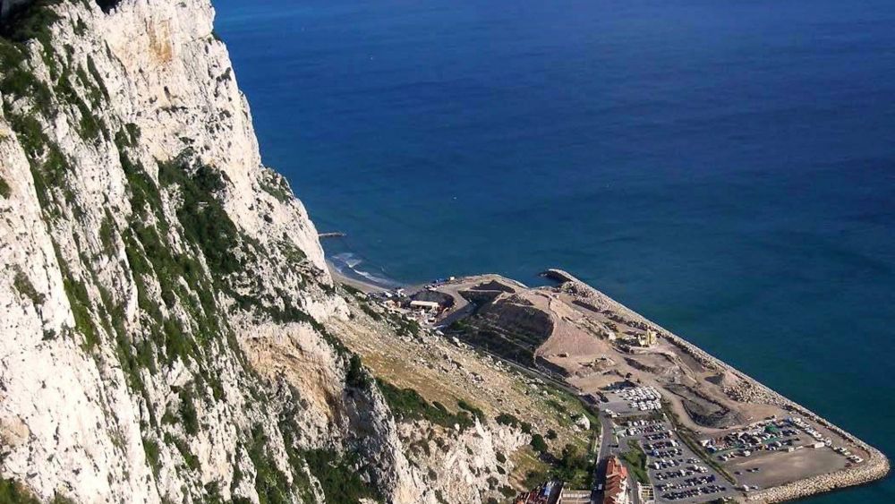 Denuncian que Gibraltar va a transportar piedras desde Casares para «ganar terreno al mar» - img Denuncian que Gibraltar va a transportar piedras desde Casares para «ganar terreno al mar» - img