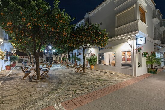 Un Festival de Jazz con un vinito: la Plaza Manilva de Estepona acoge este evento musical - una vista general del Un Festival de Jazz con un vinito: la Plaza Manilva de Estepona acoge este evento musical - una vista general del