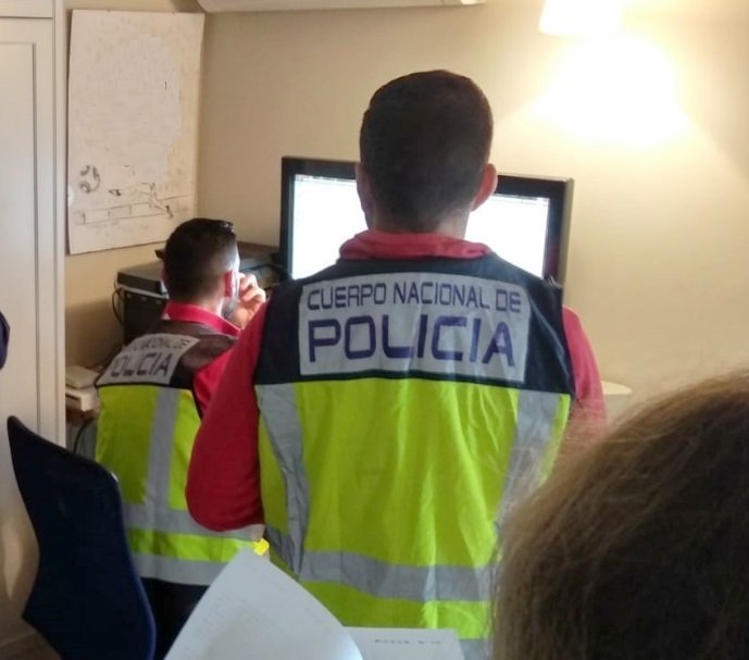 Golpe a la pornografía infantil en Málaga, Fuengirola y Ronda: tres detenidos por compartir 7.500 archivos ilícitos - 2021 foto recursos Agentes analizando el material.