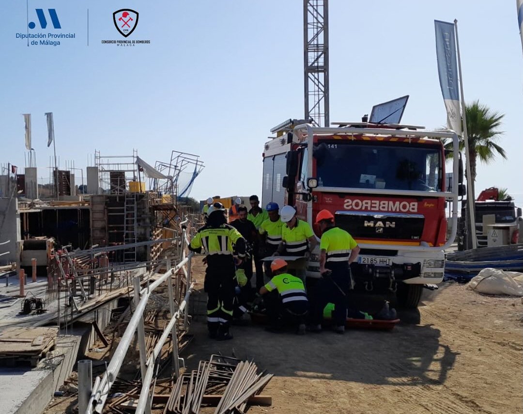 Los Bomberos de Manilva rescatan a una persona inmovilizada en un muro de dos metros - 454387704 18331379827132513 2916908784077801896 n Rescate de una persona en Manilva.