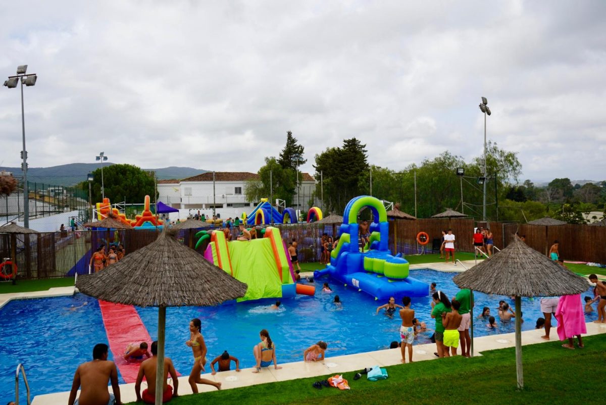 Piscina, hinchables y un toro mecánico, los más pequeños despiden por todo lo alto la Escuela de Verano en Casares - 457321113 965196835652534 1869138352936183642 n Piscina con hinchables en la Escuela de Verano de Casares / RRSS AYUNTAMIENTO DE CASARES