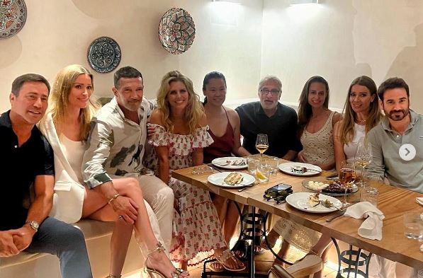 Robert de Niro celebra su 81 cumpleaños junto a Antonio Banderas en El Pimpi Marbella - Banderas De Niro Robert de Niro celebra su 81 cumpleaños junto a Antonio Banderas en El Pimpi Marbella - Banderas De Niro