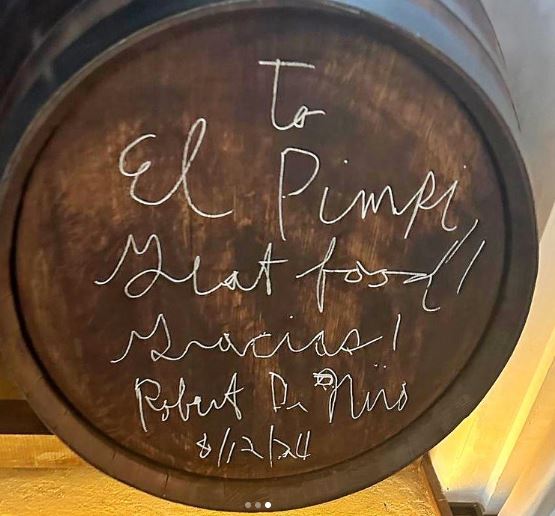 Robert de Niro celebra su 81 cumpleaños junto a Antonio Banderas en El Pimpi Marbella - Barril De Niro Robert de Niro celebra su 81 cumpleaños junto a Antonio Banderas en El Pimpi Marbella - Barril De Niro