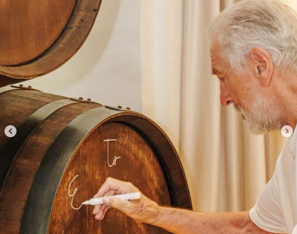 Robert de Niro celebra su 81 cumpleaños junto a Antonio Banderas en El Pimpi Marbella - De Niro firma barril Robert de Niro celebra su 81 cumpleaños junto a Antonio Banderas en El Pimpi Marbella - De Niro firma barril