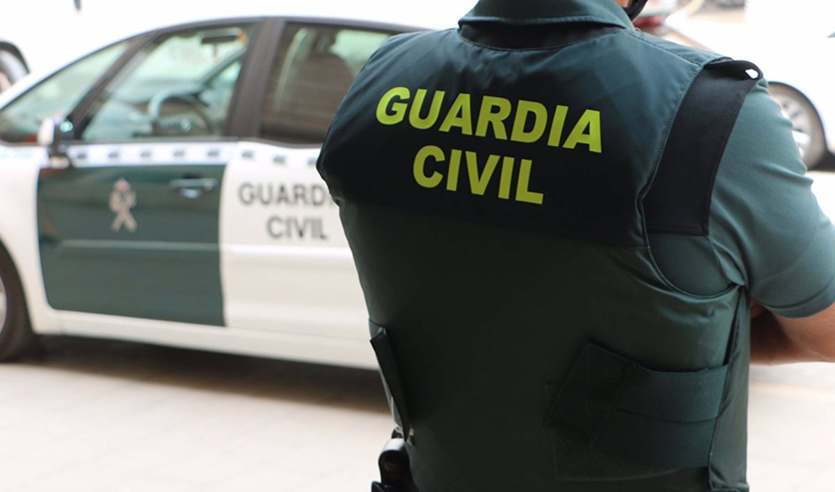 Hachís, cocaína y marihuana: incautado un arsenal de droga en Mijas en una operación relámpago - Guardia civil de espaldas Un agente de la Guardia Civil, de espaldas, junto a un vehículo oficial, en imagen de archivo. - GUARDIA CIVIL