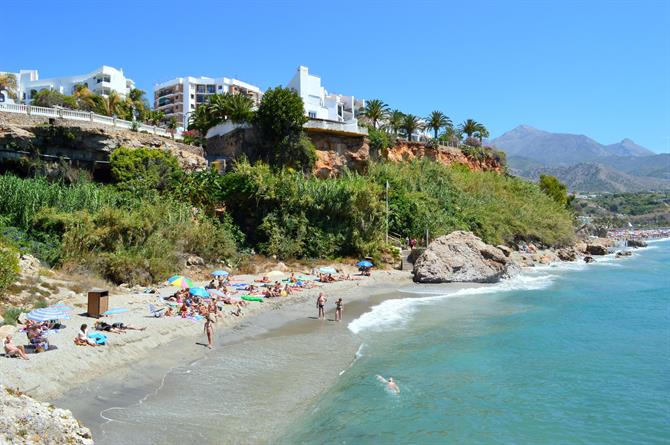 Hallan muerto a un hombre de 50 años en la playa de Carabeillo en Nerja - La playa de Carabeillo en Nerja La playa de Carabeillo en Nerja