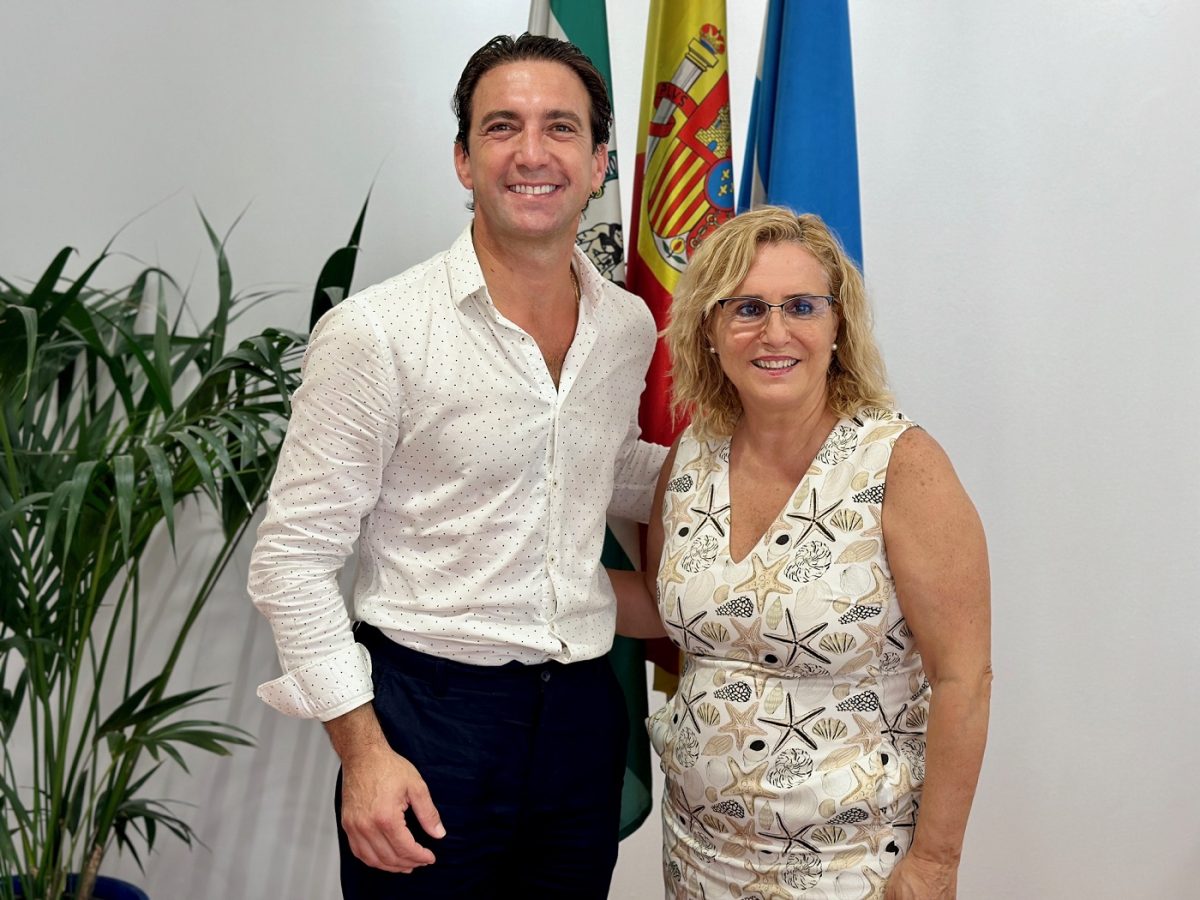 Antonio José Pavón, nombrado pregonero de la Feria del Rosario de Fuengirola 2024 - Pavon y Mula en el Ayuntamiento de Fuengirola Antonio José Pavón y Ana Mula.