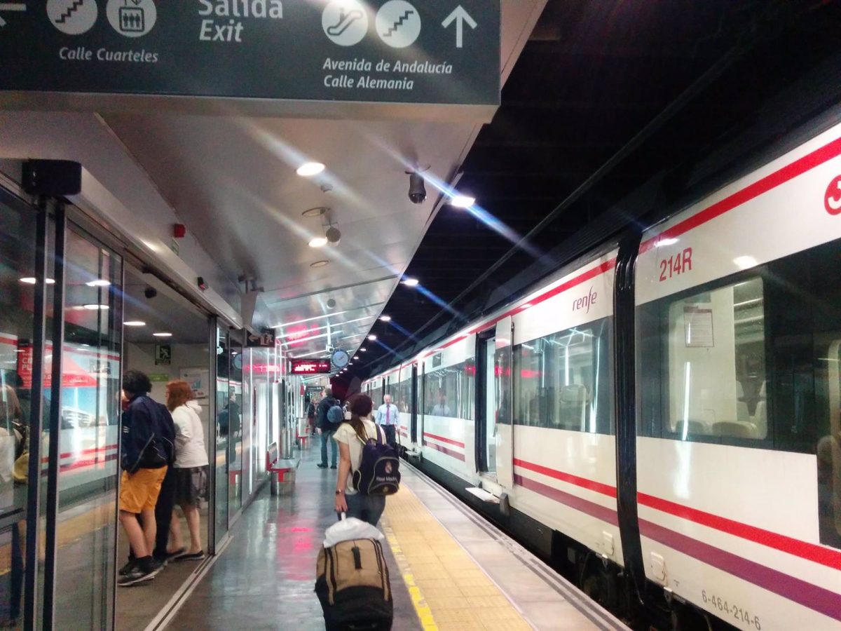 Renfe programa un total de 655.000 plazas de Cercanías durante la Feria de Málaga - Renfe Renfe programa un total de 655.000 plazas de Cercanías durante la Feria de Málaga - Renfe