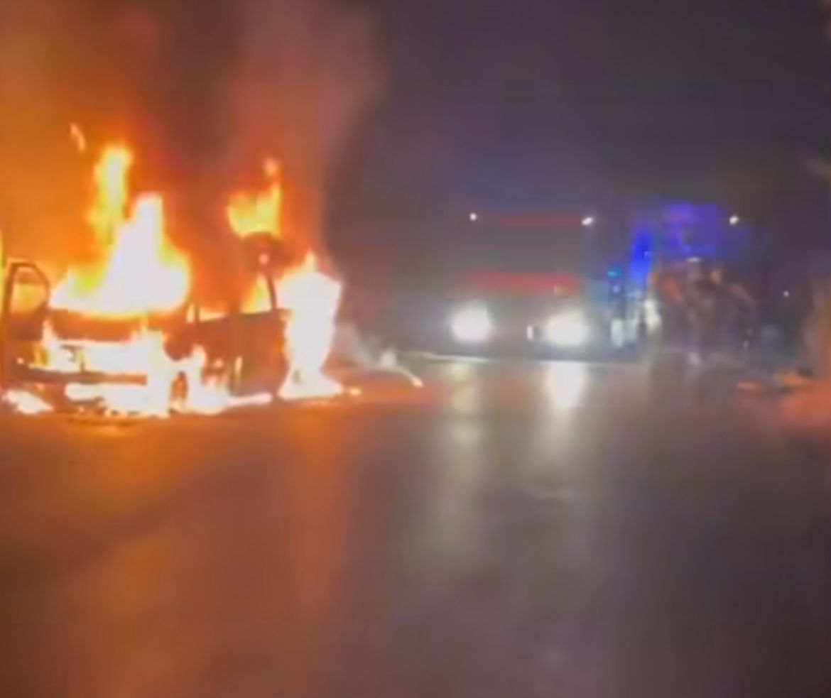 Sale ardiendo una furgoneta aparcada en el camino de Entrerríos en Mijas - WhatsApp Image 2024 08 07 at 12.05.31 Furgoneta ardiendo en Entrerríos. / Fuengirola se queja