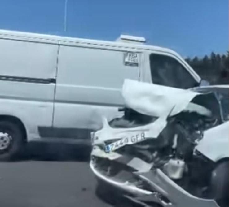 Una colisión entre una furgoneta y un coche crea largas retenciones en Marbella - WhatsApp Image 2024 08 19 at 17.27.53 Colisión entre una furgoneta y un turismo en la A-7. / Fuengirola se queja