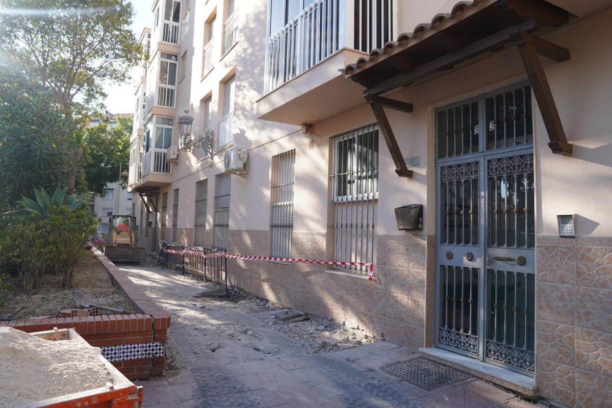 Estepona inicia la impermeabilización del suelo en la calle Tres Banderas para evitar nuevas filtraciones - WhatsApp Image 2024 08 22 at 13.04.21 Impermeabilización de edificio en la calle Tres Banderas (Estepona)