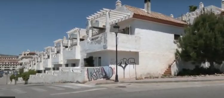Desalojan 30 viviendas okupadas en Royal Manilva, la urbanización que tuvo que cerrar su piscina - manilva 1 750x328 1 Royal Manilva