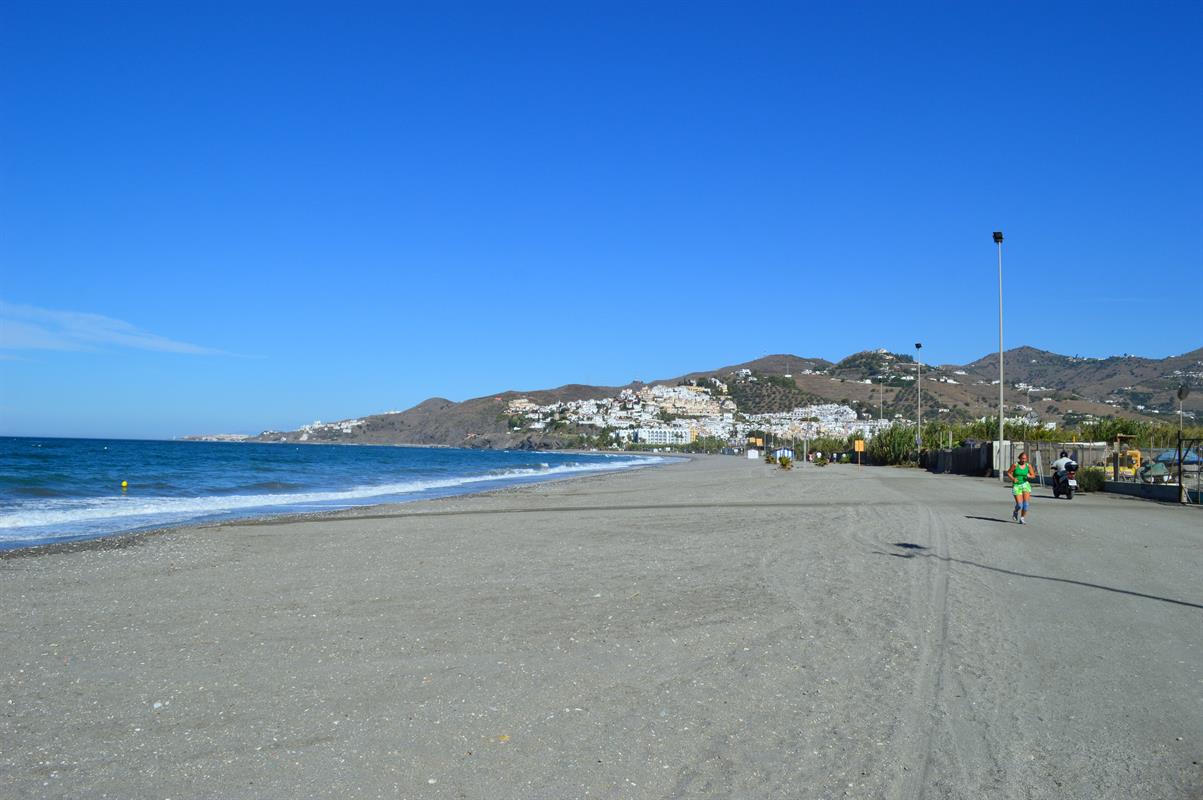 Interceptada en Nerja una patera con cinco migrantes - playazo Interceptada en Nerja una patera con cinco migrantes - playazo