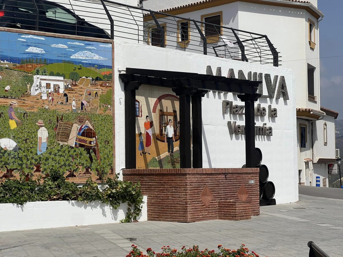 Manilva pone en marcha un nuevo servicio para atender las incidencias urbanas - 457257105 1081014937362461 3090972544766996838 n Plaza de la Vendimia en Manilva / D. Macías