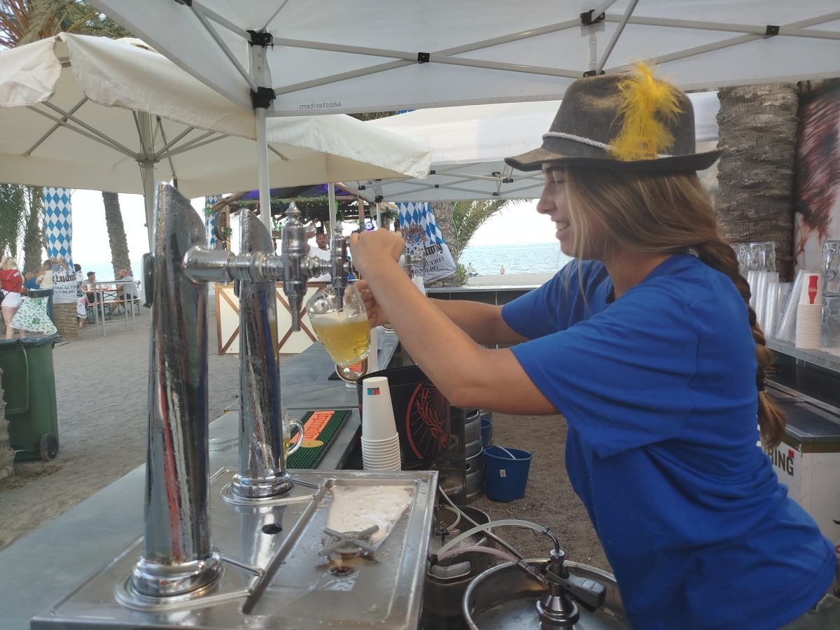 La mejor música y gastronomía alemana se unen en la '8ª Fiesta de la Cerveza' en Torremolinos - 458253264 1088064963324125 71609176407272188 n Tiradora de cerveza en la 8ª Fiesta de la Cerveza de Torremolinos // FOTOGRAFÍA: M. RÍOS