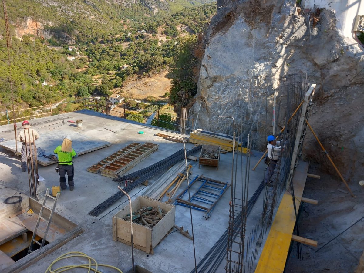 El edificio que tendrá el velatorio de Casares sube una nueva planta - 458611957 971106078394943 7238054818957705864 n Obras del nuevo velatorio de Casares.