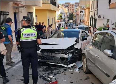 Imitan la serie 'Marbella' disfrazándose de policías para luego robar en las viviendas simulando registros - Captura Imitan la serie 'Marbella' disfrazándose de policías para luego robar en las viviendas simulando registros - Captura