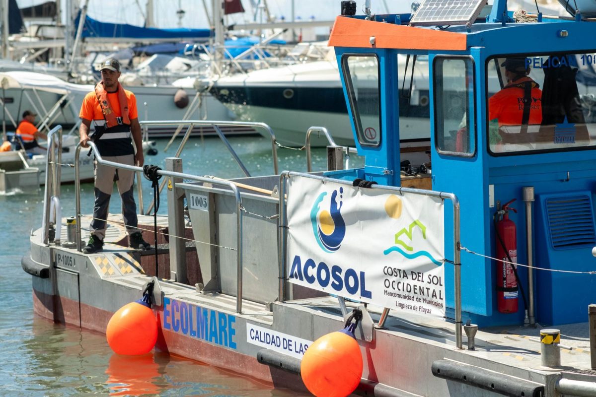 Los barcos quitanatas de la Mancomunidad han recogido 90 metros cúbicos de residuos flotantes