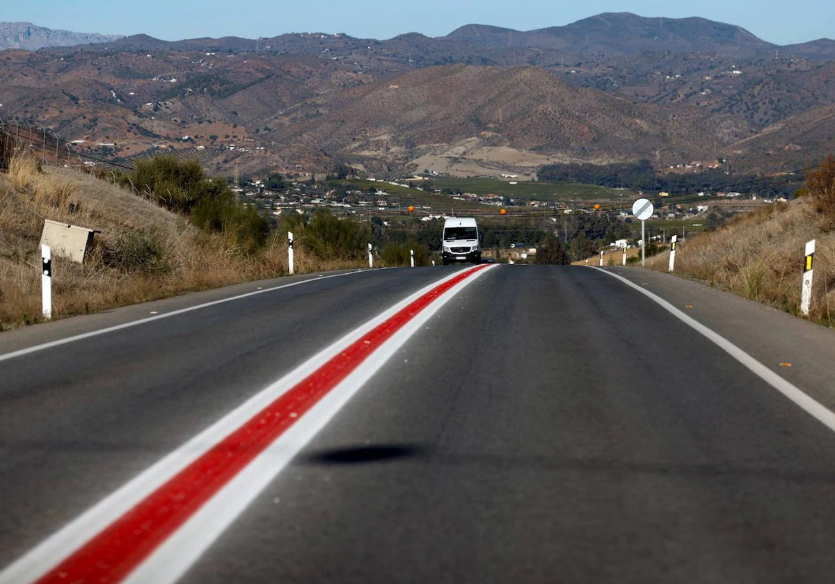 Un taxista a punto de perder la vida en la ‘carretera de la muerte’ por un conductor kamikaze - WhatsApp Image 2024 01 25 at 18.04.07 RpIVdi3VQ0wEETdVuriHdTO 1200x840@Diario Sur La línea roja para evitar adelantamientos en la carretera de Coín. SUR