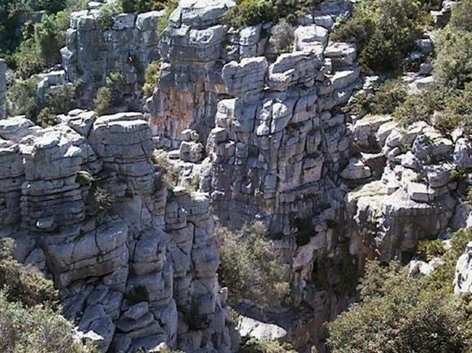Toneladas de piedras de Casares se refugian en Gibraltar bajo el silencio de las administraciones - arc 314764 g Cantera de la Sierra de la Utrera, en Casares.