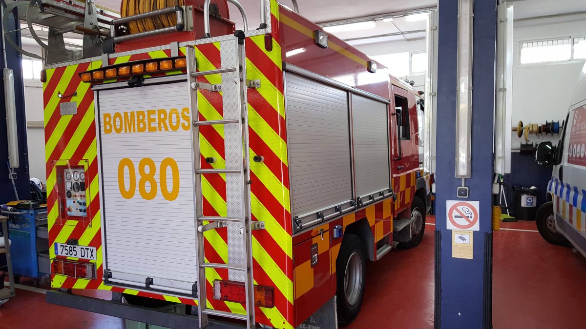 Acorralada en la cocina: Así sofocaron los bomberos de San Pedro el incendio en una vivienda de Benahavís - b12 Acorralada en la cocina: Así sofocaron los bomberos de San Pedro el incendio en una vivienda de Benahavís - b12