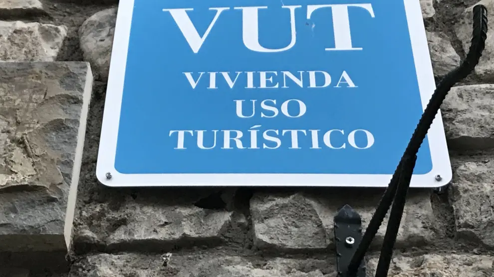 Benalmádena identifica más de 7.000 viviendas con finalidad turística, lo que representa un 15% - canarias cuenta con cerca de 38 000 viviendas turisticas anunciadas en plataformas digitales Placa de vivienda turística./ 20M
