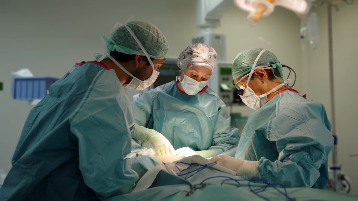 Ser intervenido de una dolencia compleja y recibir el alta médica el mismo día es posible - quirofano hospital quironsalud marbella cma Intervención quirúrgica.