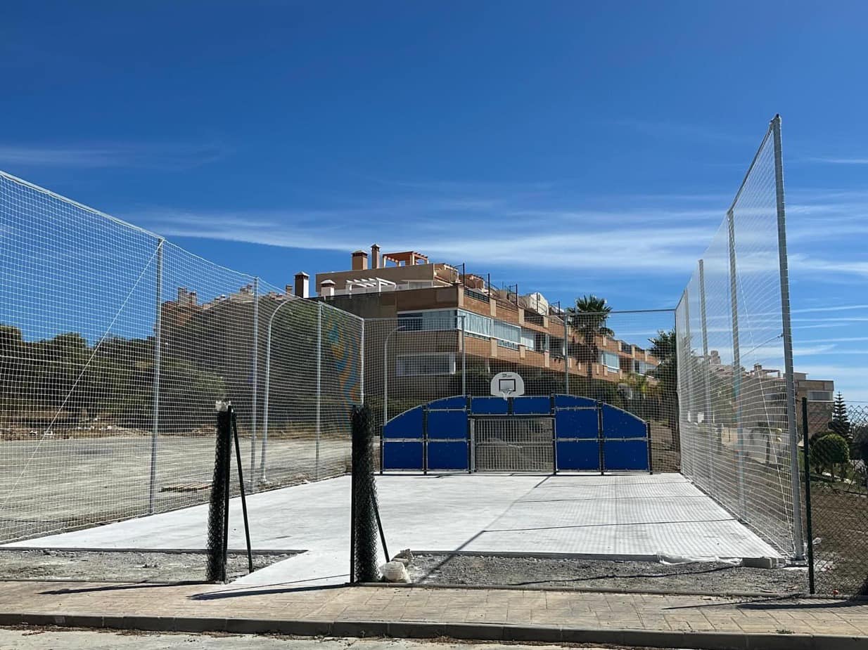 La mini pista deportiva de Doña Julia, casi lista para fomentar la actividad física y el deporte entre los más jóvenes - 462204089 1114495177347770 1277116880692898564 n La mini pista deportiva de Doña Julia, Casares./ D. MACÍAS.
