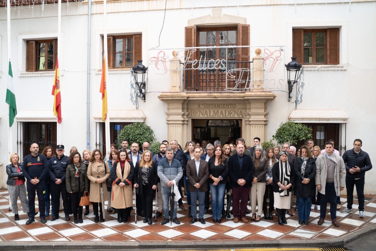 Benalmádena guarda un minuto de silencio en señal de duelo por las víctimas de la DANA - 69db80b5 7240 4e96 aaba 9b7e7de74f7a Minuto de silencio en Benalmádena, por las víctimas de la DANA.
