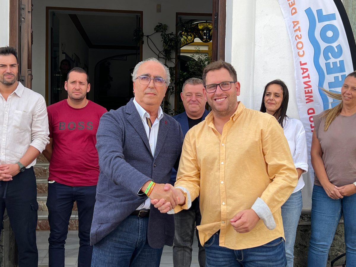 Alcalde de Manilva José Manuel Fernández junto al presidente de la fundación Afesol, Cristian González