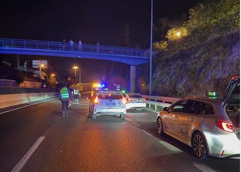 Una joven cae desde una pasarela en la A-7 y es salvada gracias a la rápida actuación de taxistas - Captura 1 Imagen del lugar dónde ocurrieron los hechos./ FSQ