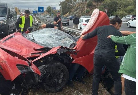Un coche queda en siniestro total tras chocar contra la mediana en plena A-7, a la altura de Marbella - Captura 2 e1728653987601 El coche siniestrado tras el accidente en la A-7./ MSQ