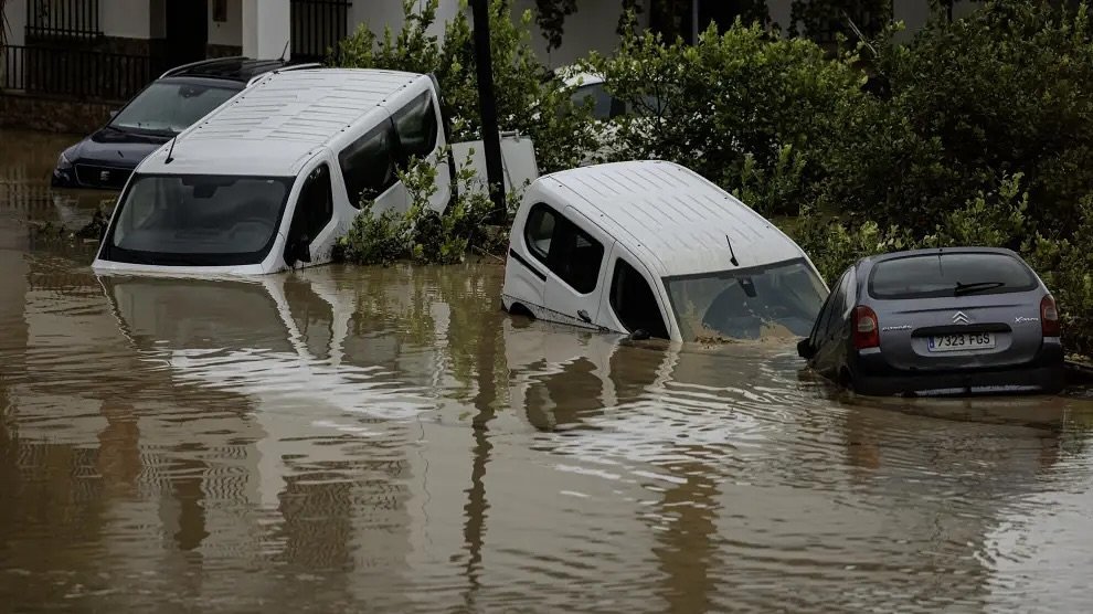 Casares suspende las fiestas de Halloween en solidaridad con la víctimas de la DANA - Dana Espana Imagen de vehículos afectados por la DANA en España