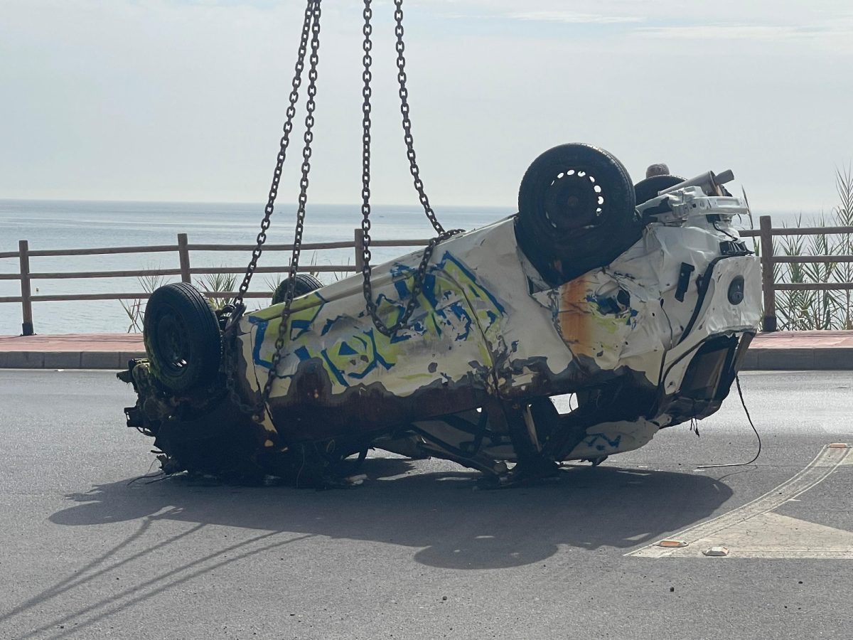 El Ayuntamiento de Benalmádena retira el vehículo siniestrado en Torremuelle ante la negativa de la aseguradora y el propietario - Imagen de WhatsApp 2024 10 07 a las 14.16.02 3d373d65 El coche que cayó por un acantilado en una playa de Benalmádena.